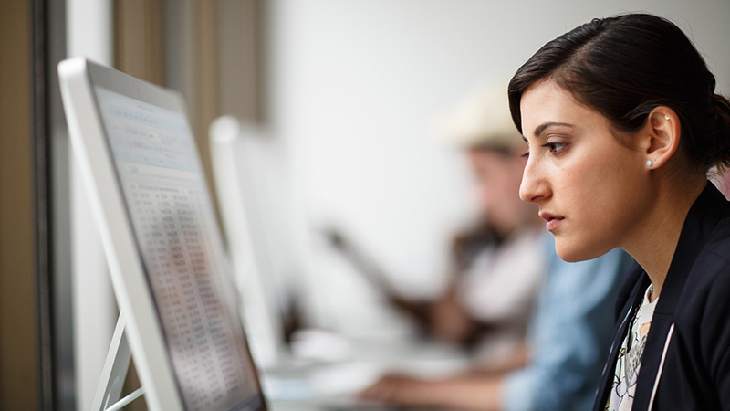 visa-analytics-platform-improving-efficiencies-800x450 woman working on her system in the office